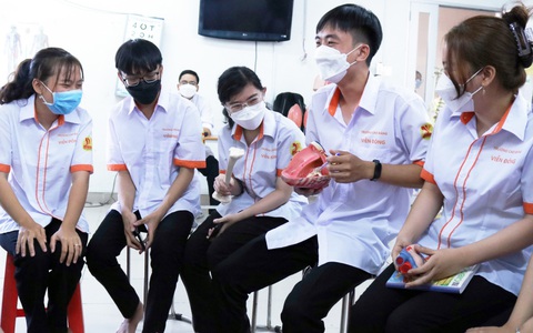 Học sinh mỏi mòn chờ cấp bù học phí