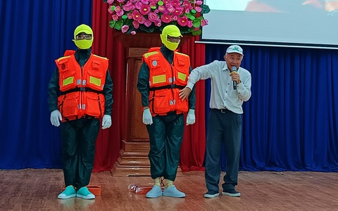 Trao tặng 1.000 bộ áo phao cứu sinh cho ngư dân Khánh Hòa
