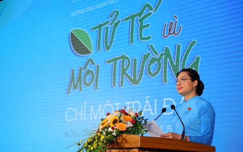 Vinh danh những người phụ nữ 'xuyên đêm' trồng rừng giữa biển khơi