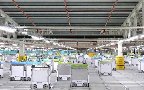 Video 2.000 robot làm việc trong kho hàng như trong phim