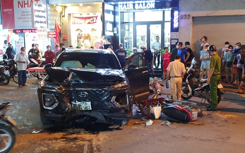 Xe 'điên' tông 10 xe máy nằm la liệt, 4 người bị thương