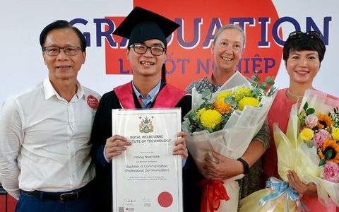 Người mẹ mắc bệnh ung thư là động lực cho con trai khiếm thị