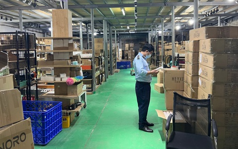 Tạm giữ lượng lớn mỹ phẩm Trung Quốc nghi nhập lậu