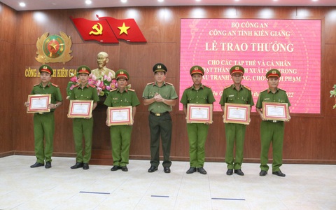 Khen thưởng các tập thể, cá nhân có thành tích xuất sắc giải cứu con tin an toàn