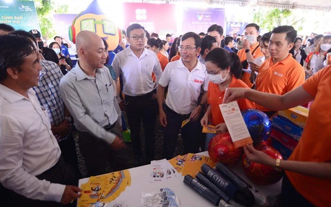 Phiên chợ đặc biệt của công nhân