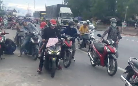 Mảnh kim loại, đinh vít rơi vãi trên quốc lộ 51 khiến hàng chục xe bể bánh