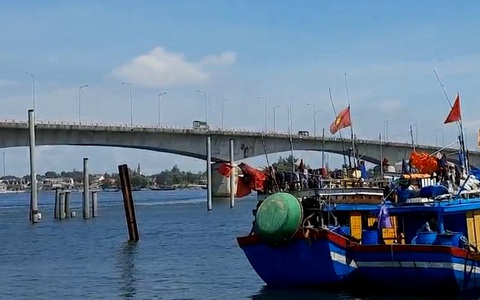 Phát hiện thi thể người mẹ ôm con 4 tuổi nhảy cầu Cửa Việt