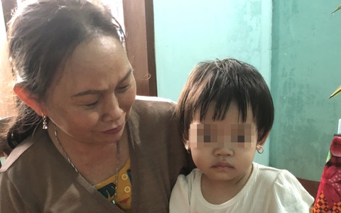Tìm người thân bé gái 20 tháng tuổi bị bỏ rơi trước nhà dân 'nhờ nuôi giùm'