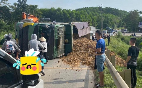 Xe 'Hổ vồ' chở đất lật đè bẹp xe con làm 3 người chết, 1 người cấp cứu