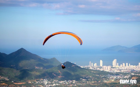 Hơn 80 vận động viên bay lượn giữa biển trời Nha Trang