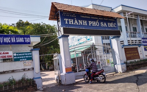 Khiển trách hiệu trưởng thuê người nhập điểm học bạ cho học sinh