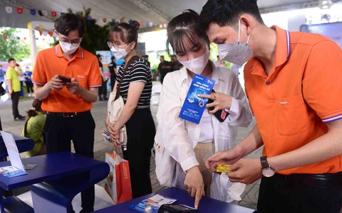 Sinh viên xài thẻ tín dụng chống vay 'cắt cổ'