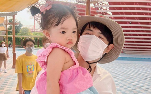 Ảnh vui sao Việt 21/7: Ông Cao Thắng 'bất lực' vì con gái hờn dỗi