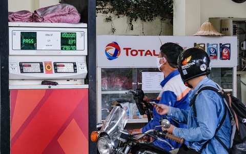 Giá xăng dầu giảm, Chính phủ vẫn tiếp tục nhắc nghiên cứu giảm thuế, phí để hạ giá