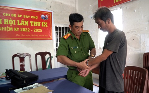 Bắt người cha 37 tuổi nhiều lần hành hạ con ruột 6 tuổi
