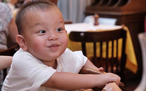 Ảnh vui sao Việt 22/7: Con trai Hồ Ngọc Hà lí lắc gây cười