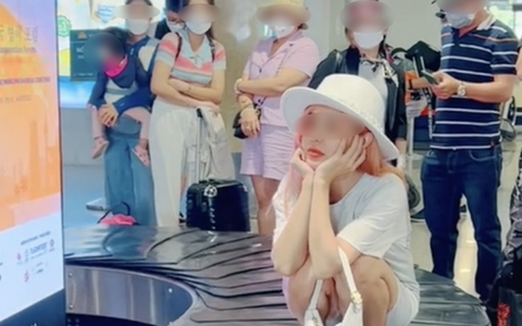 Xác minh được cô gái ngồi trên băng chuyền hành lý, lại xuất hiện 1 video khác