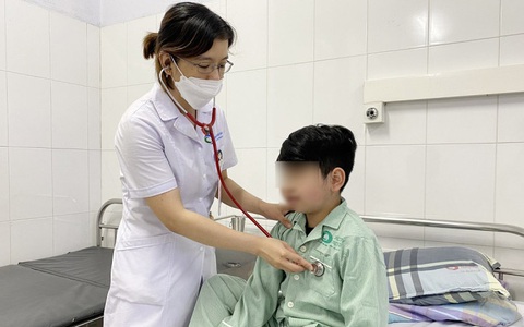 Trẻ suy tuyến thượng thận do thuốc xịt mũi chứa corticoid