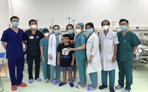 3 tháng chạy đua tử thần để cứu bé trai béo phì bị sốc sốt xuất huyết độ nặng nhất