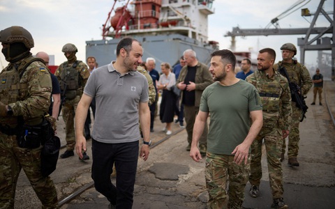 Tổng thống Zelensky 'thân chinh' đến cảng Chornomorsk giám sát chuyển ngũ cốc lên tàu