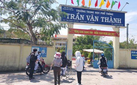Dựng rạp cách 100m bên ngoài điểm thi để giữ đồ cho thí sinh