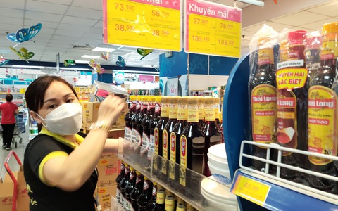 Siêu thị tìm cách kìm giá hàng thiết yếu