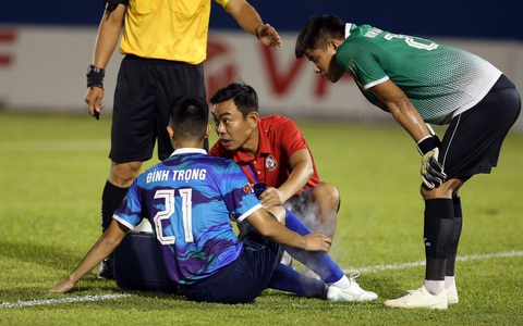 45 phút 'cắn răng' thi đấu dù đau gối của trung vệ Đình Trọng
