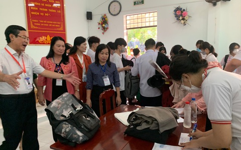 Chỗ gửi đồ của thí sinh bị ‘nghẽn’, thứ trưởng nhắc nhở điểm thi