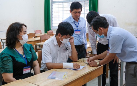Thí sinh bị gãy tay được hỗ trợ viết thay khi thi