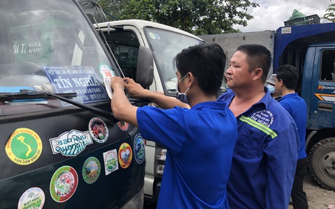Thí điểm dán logo xe rác, ngăn dòng rác lậu vào TP.HCM