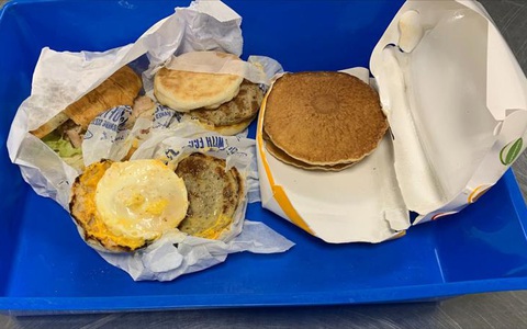 Mang bánh McDonald's vào Úc, một người bị phạt gần 2.000 USD