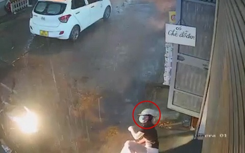 Cô gái nhắm mắt nhắm mũi chạy mưa đập mặt vào cửa cuốn