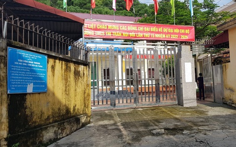 Nộp hồ sơ cho con học lớp 6, nhiều phụ huynh phải đóng 2 triệu đồng 'nhờ' mua sách, đồng phục...