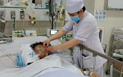 Thi lặn với bạn, hai bé trai chìm dưới nước 5 phút tổn thương phổi nguy kịch