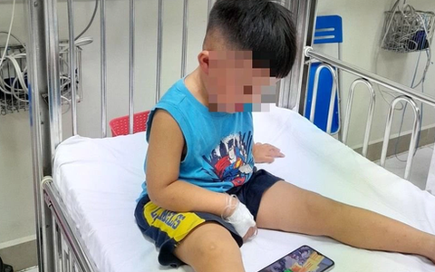 Bé trai bị nhốt trong tủ đông đã được xuất viện