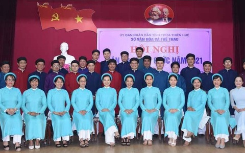 Mặc áo dài nam nơi công sở: Chuẩn mực, vừa vặn thì sẽ đẹp