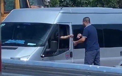 'Nhân dịp' tai nạn giao thông, một người đàn ông đứng ra thu tiền xe vào cao tốc