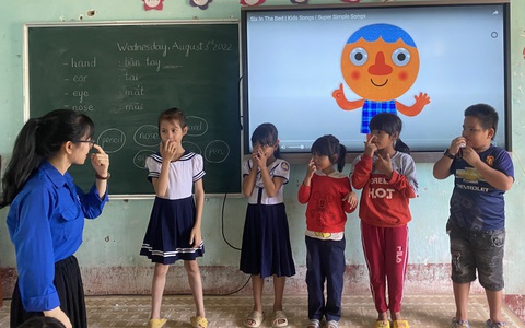 Lớp học rộn tiếng cười cho trẻ em H’rê