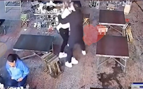Cô gái xấu hổ vì ngoảnh mặt vô tình hôn trúng chàng trai