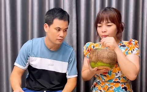 Chồng 'trầm cảm' vì lỡ dẫn vợ ra quán uống nước