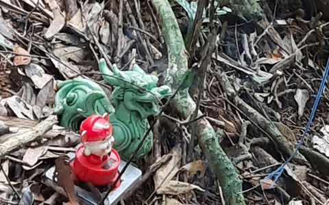 Tượng Thần tài và Tỳ Hưu gần 2 bộ xương khô trong rừng Gia Lai