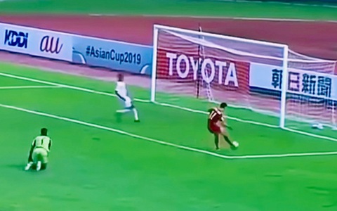 Cầu thủ đối diện khung thành trống vẫn sút không vào