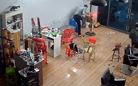 Thanh niên say thuốc lào ngã dập mông nhưng vẫn cố tỏ ra mình ổn