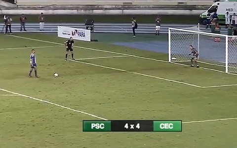 Cầu thủ chạy đà kiểu đi bộ lững thững sút hỏng penalty