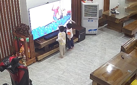 Hai bé trai đập vỡ màn hình vì đánh Người Nhện trong tivi
