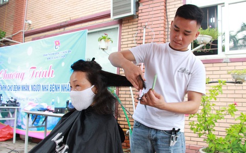 Ở bệnh viện lâu ngày không cắt tóc được, đã có thanh niên lo