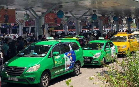 'Tôi bất bình vì tài xế taxi sân bay Tân Sơn Nhất đối xử tệ với phụ nữ và trẻ em'