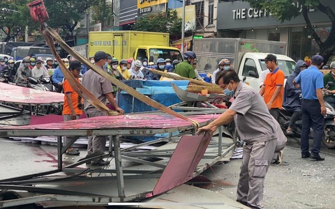 Cổng chào công viên văn hóa Đầm Sen bị gió quật ngã