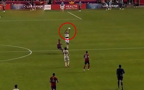 Chiellini dùng tay cản bóng để hóa giải pha phản công nhanh của đối thủ