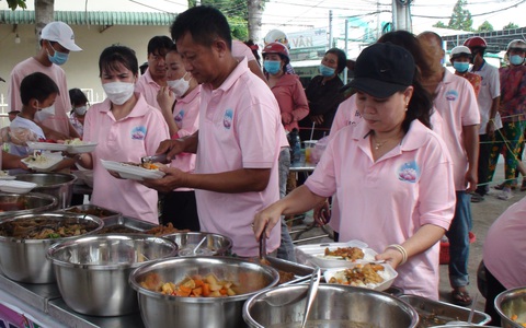 Hàng ngàn suất cơm 0 đồng tặng bà con Tháp Mười mừng Vu lan